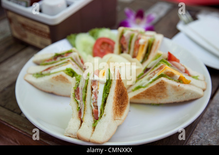 Club sandwich avec du café sur fond de bois Banque D'Images