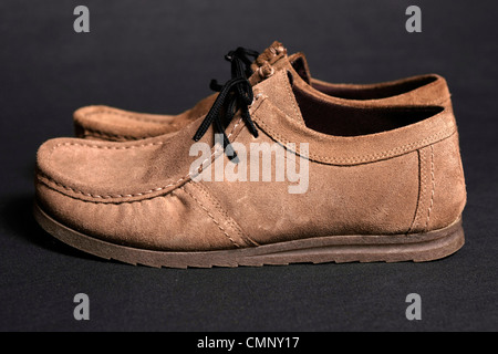 L'homme chaussures en daim marron sur fond noir Banque D'Images