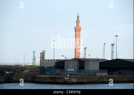 Grimsby Docks et Marina montrant le dock tower en arrière-plan. Banque D'Images