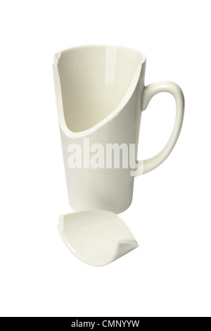 Tuiles Ceremic Broken Mug sur fond blanc Banque D'Images