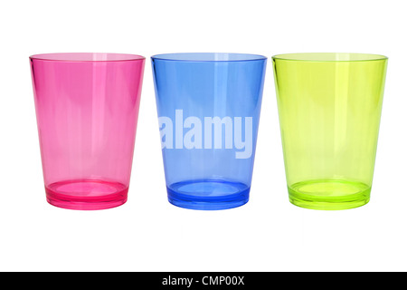 Verres en plastique vides colorés sur fond blanc Banque D'Images