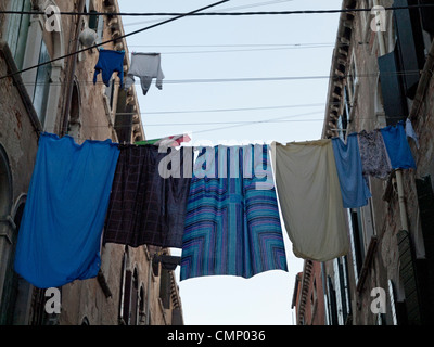 Lave-linge en train de sécher dehors à Venise Banque D'Images