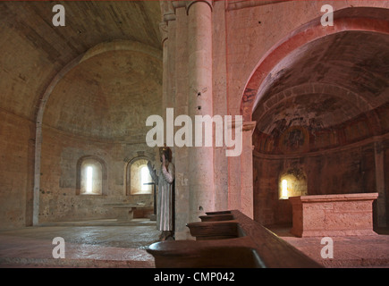 Intérieur de l'Église à Le Thoronet Abbey ( L'abbaye du Thoronet) dans le Var, France . 13e C'abbaye cistercienne Banque D'Images