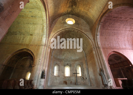 Intérieur de l'Église à Le Thoronet Abbey ( L'abbaye du Thoronet) dans le Var, France . 13e C'abbaye cistercienne Banque D'Images