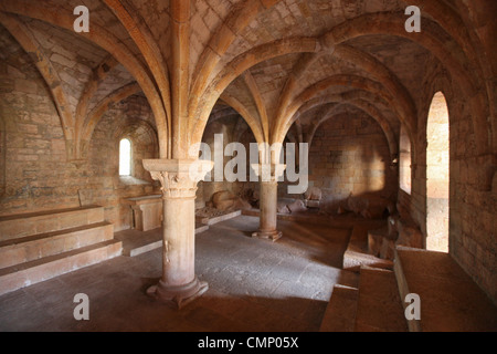 La salle capitulaire où les moines se sont réunis quotidiennement Le Thoronet Abbey ( L'abbaye du Thoronet) dans le Var, France . 13e C'abbaye cistercienne Banque D'Images