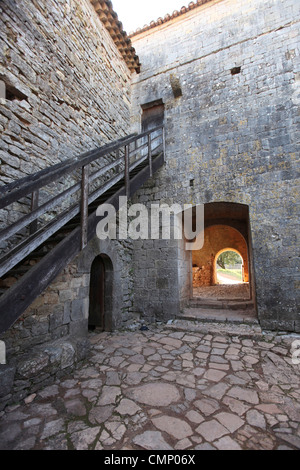 Le cour de l'Abbaye du Thoronet ( L'abbaye du Thoronet) dans le Var, France . 13e C'abbaye cistercienne Banque D'Images