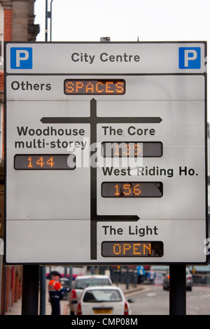 Roadsign électronique donnant des informations pour les conducteurs d'autres parkings à gauche dans le centre-ville de Leeds Yorkshire UK Banque D'Images