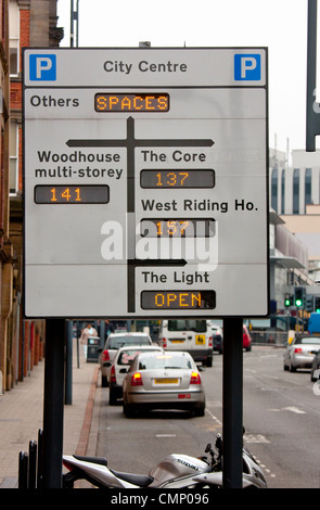 Roadsign électronique donnant des informations pour les conducteurs d'autres parkings à gauche dans le centre-ville de Leeds Yorkshire UK Banque D'Images