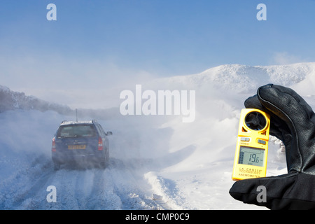 Une voiture est abandonnée sur l'Kirkstone pass road Windermere ci-dessus après qu'il est bloqué par la neige par le vent et les embruns, Banque D'Images