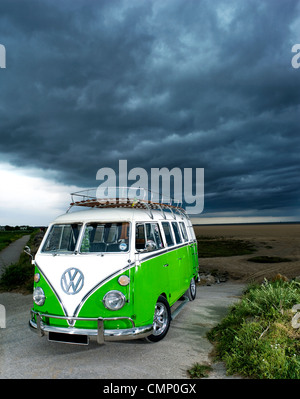 Volkswagen vw vert partage de l'écran le camping-car hippie hippie bus des Années 1960 Années 1950 aircooled retro beach mauvais temps nuageux pluie britannique Banque D'Images