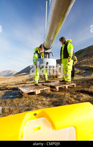 3 éoliennes en cours de construction derrière le kirkstone Pass Inn sur la puce dans le Lake District, UK. Banque D'Images