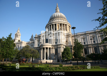 La Cathédrale St Paul situe au haut de Ludgate Hill dans la ville de Londres Banque D'Images