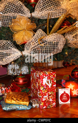 Détail de l'arbre de Noël avec des décorations, présente et cartes Banque D'Images