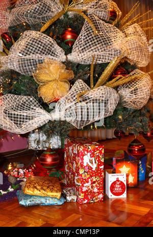 Détail de l'arbre de Noël avec des décorations, présente et cartes Banque D'Images