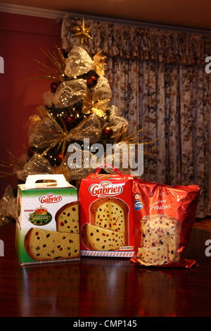 Variétés de paneton ( un pain aux fruits italiens populaires à Noël en Amérique latine) in front of Christmas Tree Banque D'Images