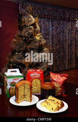 Variétés de paneton ( un pain aux fruits italiens populaires à Noël en Amérique latine) in front of Christmas Tree Banque D'Images