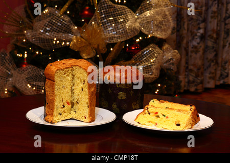 Variétés de paneton ( un pain aux fruits italiens populaires à Noël en Amérique latine) in front of Christmas Tree Banque D'Images