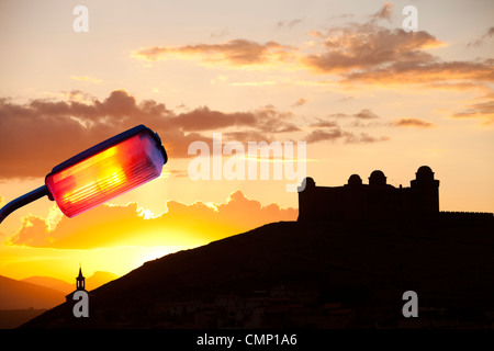 La Calahorra Castle en La Calahorra au pied des montagnes de la Sierra Nevada en Andalousie, Espagne, au coucher du soleil. Banque D'Images