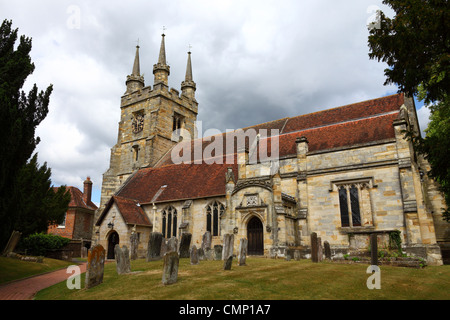 Église paroissiale St Jean-Baptiste et ciel orageux, Penshurst , Kent , Angleterre Banque D'Images