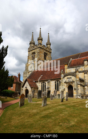 Église paroissiale St Jean-Baptiste et ciel orageux, Penshurst , Kent , Angleterre Banque D'Images