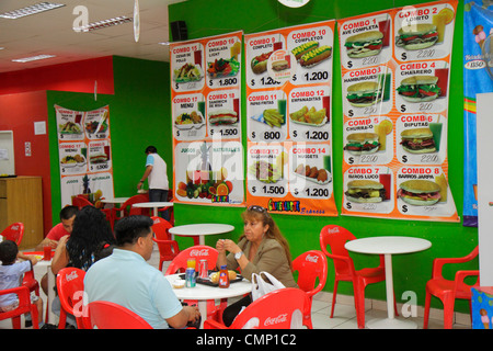 Arica Chile, Hispanic café, restaurant restaurants restauration café cafés, salle à manger, menu, fast food, hamburger, prix, peso, combo, table, chaise en résine, Coca Banque D'Images