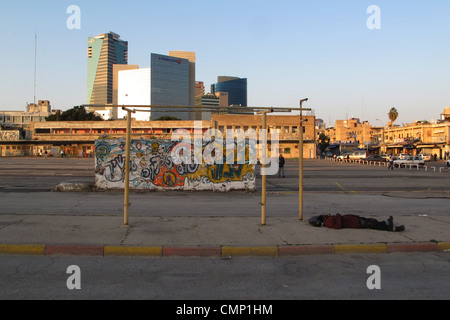 Personne sans abri dormant à l'ancienne gare routière dans le quartier de Neve Shaanan qui est devenu la maison de l'une des plus grandes populations d'Africains et d'autres migrants dans le sud de tel Aviv Israël Banque D'Images