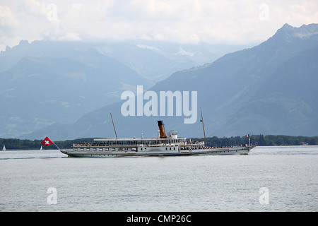 Très célèbre old steamboat avec les touristes sur le lac de Genève en face de montagnes, la Suisse Banque D'Images