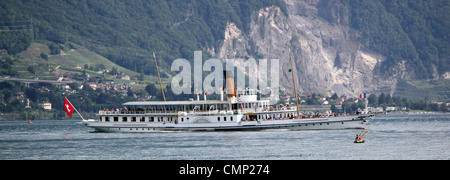 Très célèbre old steamboat avec les touristes sur le lac de Genève en face de montagnes, la Suisse Banque D'Images