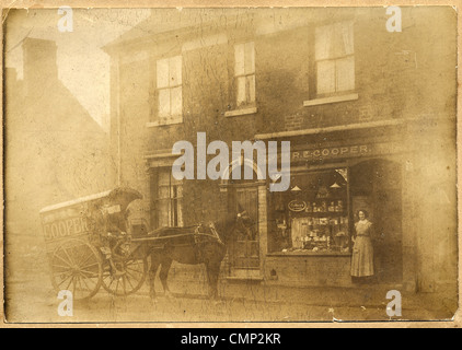 Cooper's Bakery, High Street, Wednesfield, début 20e siècle. Le signe au-dessus du magasin se lit 'R E Cooper, Baker". L'homme sur la Banque D'Images