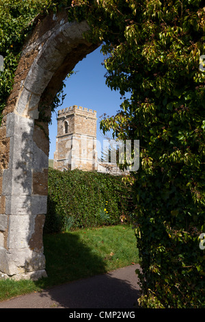 L'église St Nicolas vu à travers de l'ancienne arche ruinée entrée de l'abbaye, Abbotsbury, Dorset Banque D'Images