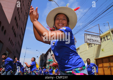 Arica Chile,Avenida Arturo Prat,Carnaval Andino,carnaval andin,parade,répétition,indigène,patrimoine Aymara,danse traditionnelle folklorique,danseuse,Caporale Banque D'Images