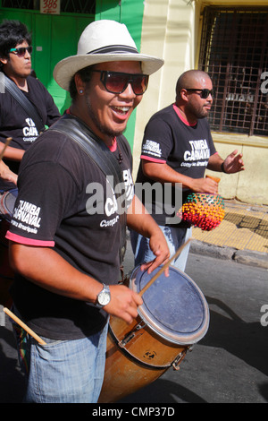 Arica Chile,Avenida Arturo Prat,Carnaval Andino,carnaval andin,parade,indigène,africain,patrimoine afro chilien,musicien de folklore,tambour tumba,hispanique Banque D'Images