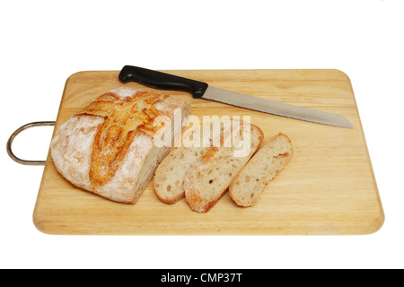 Pain rustique et un couteau à pain sur une planche en bois isolés contre white Banque D'Images