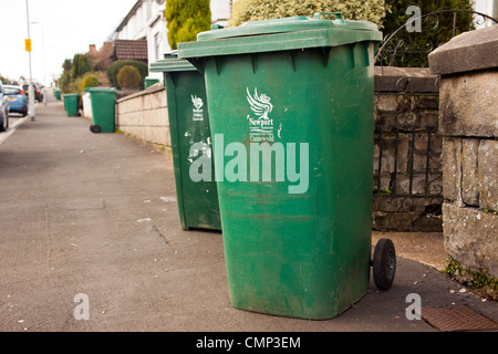 Wheelie bins en attente de collecte conseil. Banque D'Images