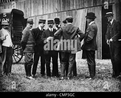 Comité exécutif, Midland Aero Club, Wolverhampton, 1910. Une réunion du Comité exécutif à Dunstall Park. Ils ont été Banque D'Images