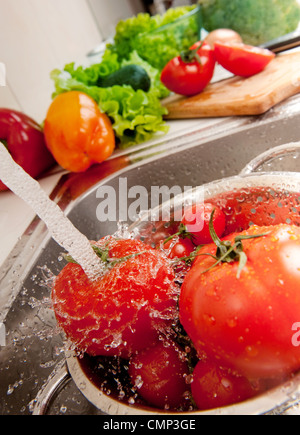 Des légumes frais aux éclaboussures dans l'eau avant la cuisson Banque D'Images