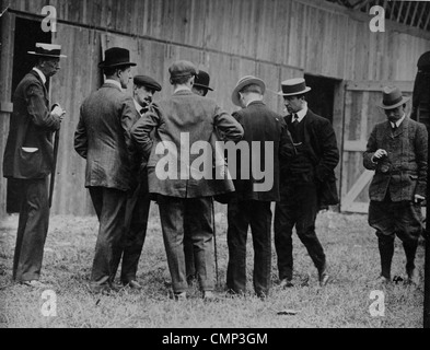 Midland Aero Club, Dunstall Park, Wolverhampton, vers 1910. Une réunion du Comité exécutif à Dunstall Park. Ils ont été Banque D'Images