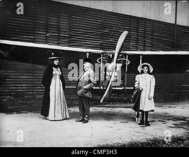 Midland Aero Club, Dunstall Park, Wolverhampton, vers 1910. Les visiteurs et une machine volante de l'Aero Club à Midland Banque D'Images