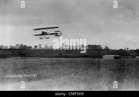 Midland Aero Club, Dunstall Park, Wolverhampton, 1910. Claude Grahame-White, l'un des plus célèbres aviateurs de l'époque, battant Banque D'Images