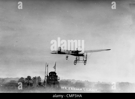 Midland Aero Club, Dunstall Park, Wolverhampton, 1910. Graham Gilmour aux commandes de son monoplan Blériot' 'près de la "tour de contrôle" Banque D'Images