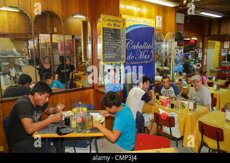 Arica Chile, Mercado Colon, marché couvert, aire de restauration plaza tables tables repas décontracté, restaurant restaurants repas manger dehors café cafés bistrot, f Banque D'Images