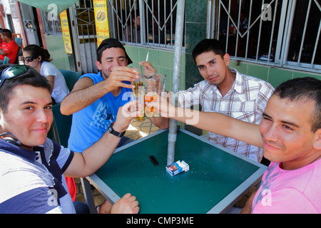 Arica Chile,Mercado Colon,marché couvert,aire de restauration plaza,restaurant restaurants repas café cafés,hispanique homme hommes adultes adultes, jeune, boisson Banque D'Images