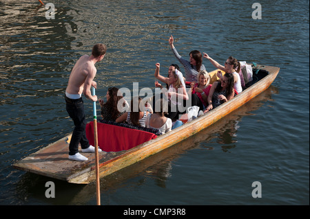 Barques à Cambridge UK au soleil du printemps sur la rivière Cam Banque D'Images