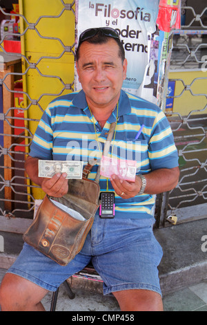 Arica Chile,Paseo Peatonal 21 de Mayo,centre commercial piétonnier,Hispanic man hommes adultes mâles,change,monnaie,dollar,vingt,pesos,rue,vendeurs Banque D'Images