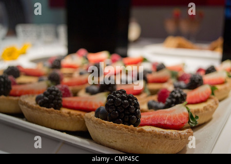 Une sélection de miniatures de tartes aux fruits prêts à être servis à un événement d'entreprise à Londres. Banque D'Images