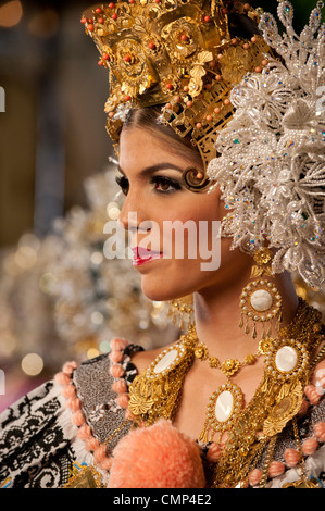 Femme portant des vêtements traditionnels panaméens pollera Banque D'Images