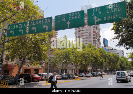 Santiago Chile,Providencia,Avenida Vicuna Mackenna,scène de rue,circulation,route,panneau,direction,information,quartier,voitures garées,hispanique homme hommes Banque D'Images