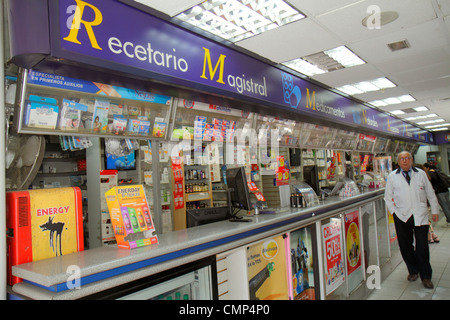 Santiago Chile,Providencia,Avenida Vicuna Mackenna,Farmacias Ahumada,pharmacie,drugstores,chaîne,compteur,Hispanic man hommes adultes hommes adultes, senior Banque D'Images