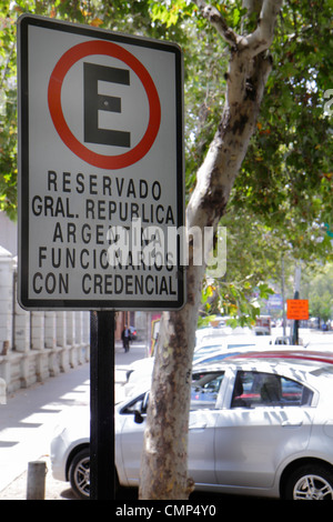 Santiago Chile,Providencia,Avenida Vicuna Mackenna,panneau de rue,langue espagnole,bilingue,stationnement réservé,fonctionnaires de l'ambassade d'Argentine,Amérique latine,S. Banque D'Images