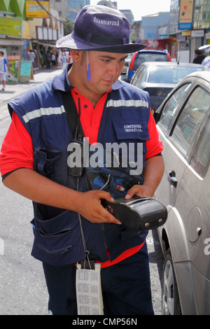 Santiago Chile,Barrio Patronato,Calle Dardignac,scène de rue,agent d'application de stationnement,préposé au compteur,gardien de la circulation,femme de ménage de compteur,violation,enforceme Banque D'Images